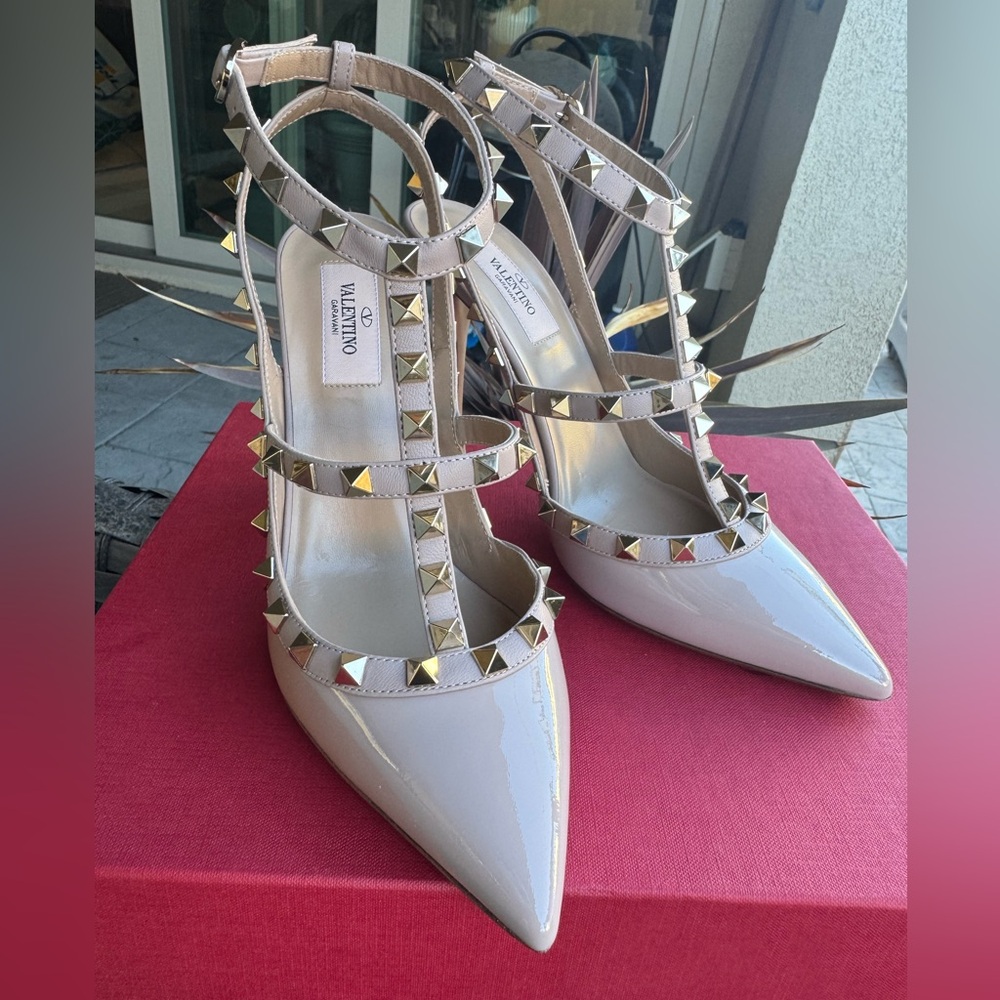 **Brand New** **Authentic Valentino Garavani Patent Rockstud Caged Pump**